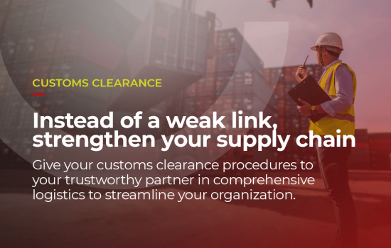Over the image of a logistics professional walking over containers and below an airplane, it is written: CUSTOMS CLEARANCE, instead of a weak link, strengthen your supply chain. Give your customs clearance procedures to your trustworthy partner in comprehensive logistics to streamline your organization.